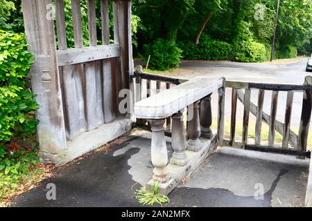 Détail de la porte de lychgate en bois avec une dalle en bois pour reposer le cercueil à l'entrée de l'ancienne église paroissiale de St Pierre, Pembury, Kent, Angleterre Banque D'Images