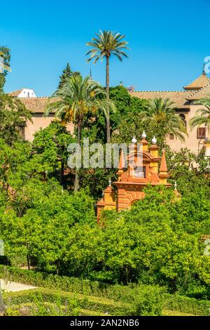 Le jardin idyllique dans les Alcazars royaux de Séville, Andalousie, Espagne. Banque D'Images