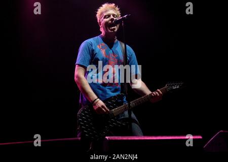 Milan Italie 03/09/05, concert live de La Progéniture au Festival “Rock in Idro”: Dexter Holland pendant le concert Banque D'Images