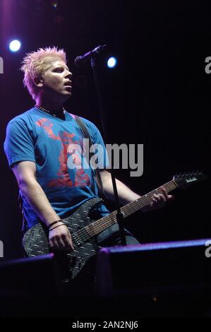 Milan Italie 03/09/05, concert live de La Progéniture au Festival “Rock in Idro”: Dexter Holland pendant le concert Banque D'Images