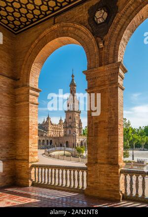 La magnifique Plaza de Espana à Séville, un jour d'été ensoleillé. Andalousie, Espagne. Banque D'Images