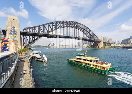 Sydney, Australie - 03 mai 2018 : un ferry navigue vers le quai de Milsons point par le célèbre Luna Park et le pont du port de Sydney, Australie lar Banque D'Images