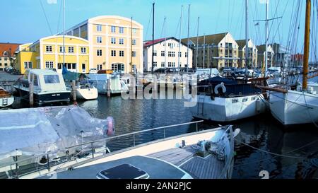 Voiliers et yachts privés amarrés dans le port de Nyhavn, Copenhague ville port Banque D'Images