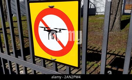 Aucun signe de drones à l'entrée du parc, quadrocopters interdiction, confidentialité et sécurité Banque D'Images