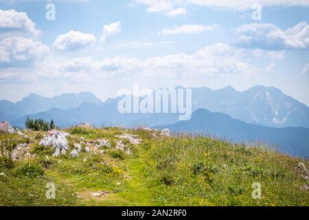 Vue depuis mountain Hochobir en Carinthie, Autriche avec de petites randonnées chemin de Kamnik Savinja-Alpes en Slovénie sur un jour d'été ensoleillé Banque D'Images