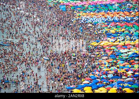 Plage bondée à Lima, Pérou Banque D'Images