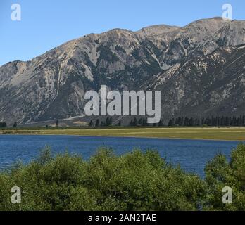 Paysage panoramique d'un magnifique lac dans les Alpes du sud de Nouvelle-zélande près de Arthur's Pass. Banque D'Images