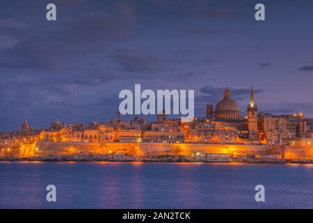 La Valette, Malte : Skyline de Marsans Harbour au coucher du soleil. Banque D'Images