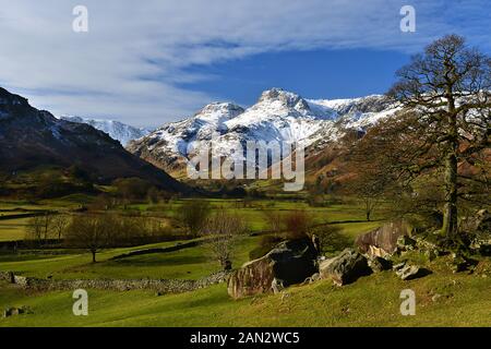 Les Langdale Pikes en Angleterre Banque D'Images