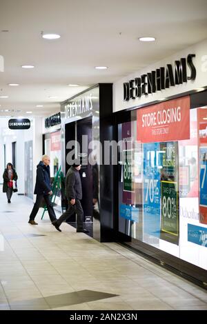 Great Yarmouth, Royaume-Uni. 15 janvier 2020. Le dernier jour pour le magasin Debenhams de Great Yarmouth, l'un des 50 magasins prévus pour fermer le Royaume-Uni coûtant 1200 emplois. La vente à la fermeture du magasin de Yarmouth a attiré des centaines de personnes désireuses de tirer des bénéfices d'un magasin généralement associé à des vêtements de qualité. Situé dans le centre commercial Market Gates, Debenhams est rentré en ville en 2009, créant 90 emplois après avoir initialement fermé son grand magasin King's Street 23 ans plus tôt. Banque D'Images