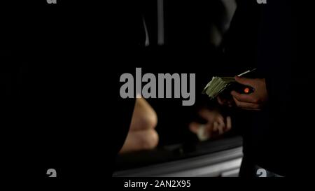 La réception de l'argent mafieux pour enlevé femme couchée dans le tronc de l'automobile, de la criminalité Banque D'Images