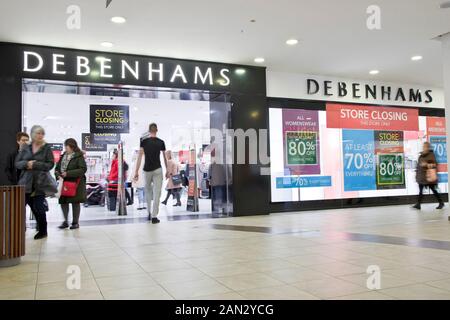 Great Yarmouth, Royaume-Uni. 15 janvier 2020. Le dernier jour pour le magasin Debenhams de Great Yarmouth, l'un des 50 magasins prévus pour fermer le Royaume-Uni coûtant 1200 emplois. La vente à la fermeture du magasin de Yarmouth a attiré des centaines de personnes désireuses de tirer des bénéfices d'un magasin généralement associé à des vêtements de qualité. Situé dans le centre commercial Market Gates, Debenhams est rentré en ville en 2009, créant 90 emplois après avoir initialement fermé son grand magasin King's Street 23 ans plus tôt. Banque D'Images