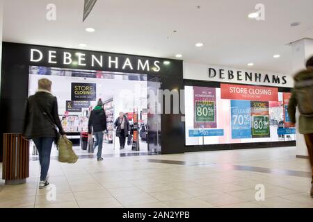 Great Yarmouth, Royaume-Uni. 15 janvier 2020. Le dernier jour pour le magasin Debenhams de Great Yarmouth, l'un des 50 magasins prévus pour fermer le Royaume-Uni coûtant 1200 emplois. La vente à la fermeture du magasin de Yarmouth a attiré des centaines de personnes désireuses de tirer des bénéfices d'un magasin généralement associé à des vêtements de qualité. Situé dans le centre commercial Market Gates, Debenhams est rentré en ville en 2009, créant 90 emplois après avoir initialement fermé son grand magasin King's Street 23 ans plus tôt. Banque D'Images