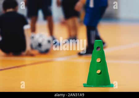 Terrain d'entraînement de soccer intérieur futsal. Les enfants de formation de football indoor Banque D'Images