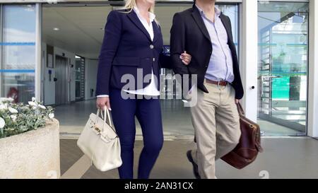 Couple marié va prendre le taxi depuis l'aéroport au centre ville, à l'épuisant voyage Banque D'Images