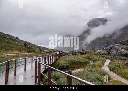 L'Epic sur les montagnes depuis la route Trollstigen vue serpentine en Norvège Europe, attraction touristique populaire. Banque D'Images