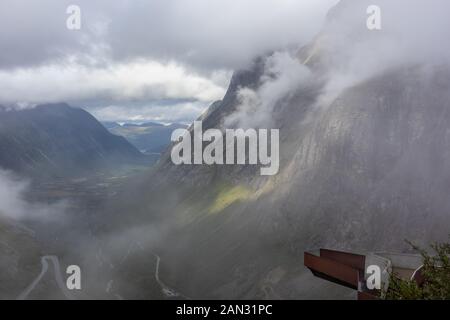 L'Epic sur les montagnes depuis la route Trollstigen vue serpentine en Norvège Europe, attraction touristique populaire. Banque D'Images