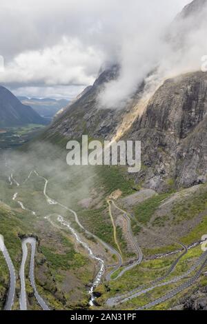 Célèbre route Trollstigen montagnes norvégiennes vue du haut de la vallée. La nature nordique épique avec les roches, chutes d'eau, nuages spectaculaires Visites tourisme, Voyage Banque D'Images