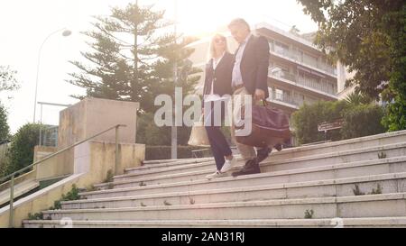 Couple de touristes en bas de marche avec sac à l'hôtel, voyage d'affaires Banque D'Images