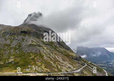 Célèbre route Trollstigen montagnes norvégiennes vue du haut de la vallée. La nature nordique épique avec les roches, chutes d'eau, nuages spectaculaires Visites tourisme, Voyage Banque D'Images