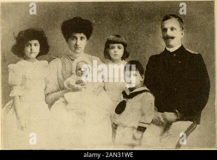 Le livre de guerre populaire; histoire, cyclopedia et chronologie de la grande guerre mondiale . Famille royale d'Allemagne.William II, Ex-empereur d'Allemagne et Ex-roi de Prusse, épousa l'Ex-princesse Victoria de Schles-wig-Holstein-Sonderburg-Austenburg. Il a six fils et une fille. L'ex-prince héritier Frederick Wil-liam a épousé l'Ex-duchesse Cecilie de Mecklembourg-Schwerin. La sœur Ex-Emperors, Sophia, est la femme de Constantin, Ex-King des Hellènes. Ex-prince Henry, son frère, épousa cousine. Ex-princesse Ireneof Hesse, fille de l'ex-princesse Alice D'En&lt;jland. L'Ex-Emp Banque D'Images