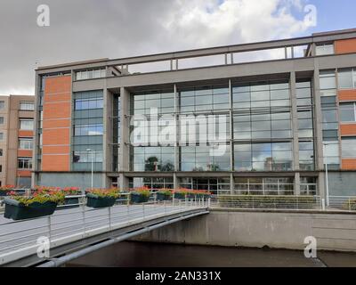 Bâtiment moderne à Clermont Ferrand à l'intérieur du quartier général Michelin et magnifique pont décoré de fleurs Banque D'Images