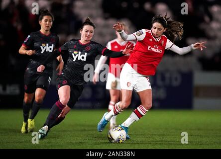 Arsenal Women's Danielle van de Donk (à droite) et Reading Women's Jade Moore bataille pour le ballon pendant le match final du quart de la coupe continentale à Meadow Park, Borehamwood. Banque D'Images