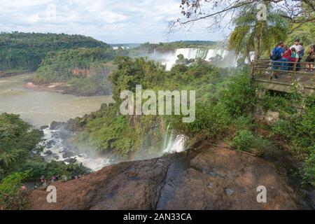 Circuit supérieur, Cataratas del Iguazú ou d'Iguazu, le Parc National, Iguzú UNESCO du patrimoine mondial naturel, province de Misiones, en Argentine, en Amérique latine, Banque D'Images