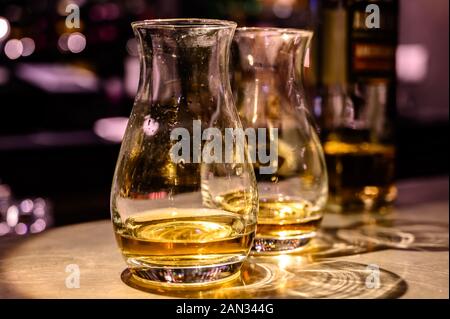 Ensemble de whisky écossais, verres à dégustation avec variété de single malts ou mélangés sur les spiritueux whisky distillery tour en Ecosse, Royaume-Uni Banque D'Images