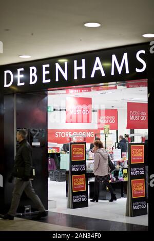 Great Yarmouth, Royaume-Uni. 15 janvier 2020. Le dernier jour pour le magasin Debenhams de Great Yarmouth, l'un des 50 magasins prévus pour fermer le Royaume-Uni coûtant 1200 emplois. La vente à la fermeture du magasin de Yarmouth a attiré des centaines de personnes désireuses de tirer des bénéfices d'un magasin généralement associé à des vêtements de qualité. Situé dans le centre commercial Market Gates, Debenhams est rentré en ville en 2009, créant 90 emplois après avoir initialement fermé son grand magasin King's Street 23 ans plus tôt. Banque D'Images