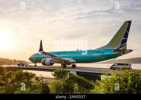 737 avions nouvellement assemblé MAX sont remorqués à travers la rivière Cedar à partir de l'usine Renton champ pour commencer à tester avant leur premier vol Banque D'Images