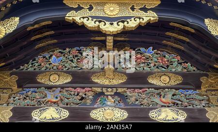 KYOTO, JAPON - 16 avril, 2018 : fermer la vue de l'intérieur de karamon gate au château de Nijo à Kyoto Banque D'Images