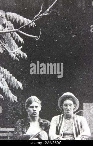 Photographie noir et blanc des années 70 de deux hommes assis sur un banc de parc Banque D'Images