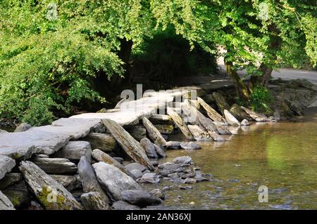 Tarr étapes est un clapet ancien pont sur la rivière Barle dans le Parc National d'Exmoor, Somerset, Angleterre. Banque D'Images