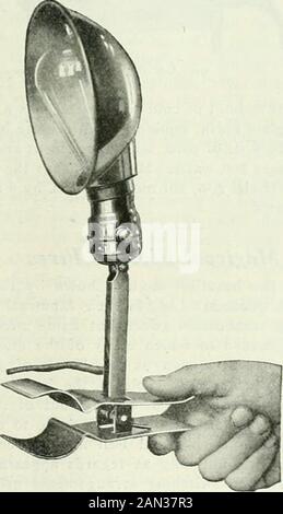 Nouvelles et ingénierie électriques . Connecteur de service utilisé à Calgary barrant le fil de service pendant environ deux pouces, entrant dans la fente carrée d'entrée et attaché au moyen d'une goupille en T. -A. un léger robinet d'une paire de pinces fait soit orbreaks le service. Banfields Messages Réglables-Lite . H. Bantield & Sons sont maintenant fabricatiquela version réglable illustrée ci-dessous. L'avantage de cette lumière est qu'elle s'attache ou se tient n'importe où. Il wdlclamp à un cadre photo, à la tête du lit ou du côté de. Une table, le dessus du piano ou à une douzaine et un autre endroit où l'éclairage concentré est de Banque D'Images