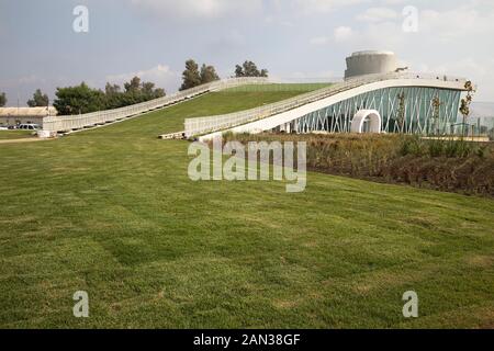 Un toit vert sur le nouveau Centre de visiteurs et d'éducation Stephen J. Harper KKL-JNF Hula Valley en Israël, nommé d'après l'ancien premier ministre canadien Banque D'Images