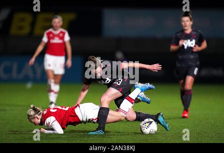 La lecture de Rachel Rowe (au centre) pour les femmes et la Beth Mead d'Arsenal pour les femmes (à gauche) se disputent la balle lors du match final du quart de la coupe continentale à Meadow Park, Borehamwood. Banque D'Images