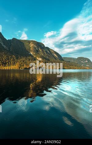 Lac de Bohinj et montagnes environnantes en été, célèbre destination touristique dans le parc national de Triglav Slovénie Banque D'Images