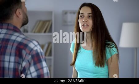 Femme agressive de crier sur l'homme, mari de blâmer pour les problèmes, hystériques Banque D'Images