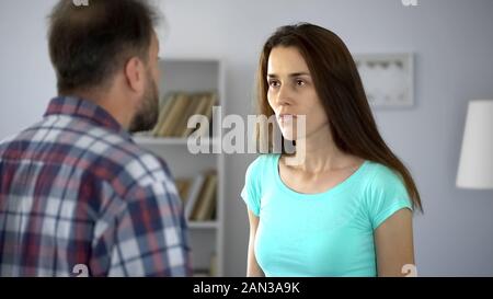 Mâle agressif tyran criant à femme, de l'impuissance, la discrimination de la femme Banque D'Images