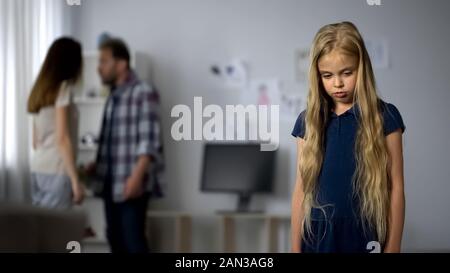 Enfant souffrant de querelles constantes entre les parents, l'agression dans la famille Banque D'Images