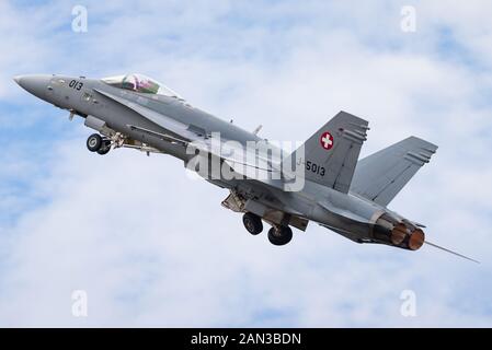 Un McDonnell Douglas F/A-18C Hornet patrouille de l'armée de l'air Suisse. Banque D'Images