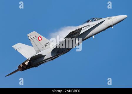 Un McDonnell Douglas F/A-18C Hornet patrouille de l'armée de l'air Suisse. Banque D'Images