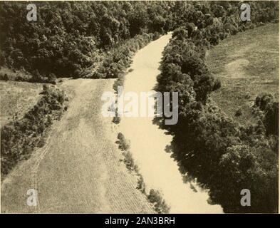 Collections diverses Smithsonian . Photographie U. S. in) Air ( ,,i,.s 1, site à Skinkers Ford sur le Rapidan Regardant vers le bas le vallev.. Photographie du corps aérien de l'armée de terre des États-Unis. 2. Site à Skinkers Ford sur le Rapidan Regardant le long de la rivière et montrant la position du piège à poisson inférieur. COLLECTIONS DIVERSES SMITHSONIAN VOL. 94, N° 8, PL. 16 .ii Banque D'Images