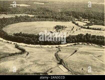 Collections diverses Smithsonian . COLLECTIONS DIVERSES SMITHSONIAN VOL. 94, N° 8, PL. 15. Photographie U. S. in) Air ( ,,i,.s 1, site à Skinkers Ford sur le Rapidan Regardant vers le bas le vallev. Banque D'Images