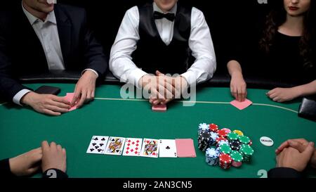 Les gens de la classe supérieure jouer au poker jeu de casino jeu, de l'elite entertainment Banque D'Images