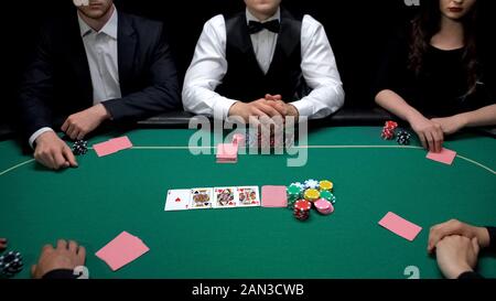 Les gens d'affaires prospère de l'elite en jouant au poker casino, jeu de jeu risqué Banque D'Images