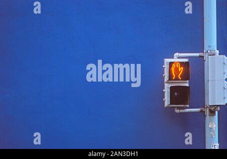 Ne pas (ne pas) marcher sur les panneaux de signalisation pour piétons Banque D'Images