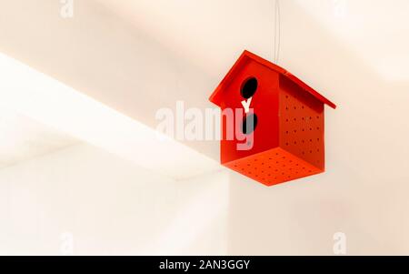 Une belle maison d'oiseau de couleur rouge qui pendait au plafond de l'hôtel Oyo, la promotion de la chaîne d'Indiens, de la publicité et marketing Banque D'Images