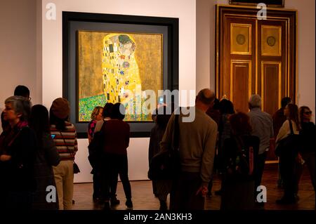 Le Baiser (Lovers). La feuille d'or et de l'huile sur toile. 1907/1908. Par le peintre symboliste autrichien Gustav Klimt. Musée du Belvédère, Vienne, Autriche. Banque D'Images